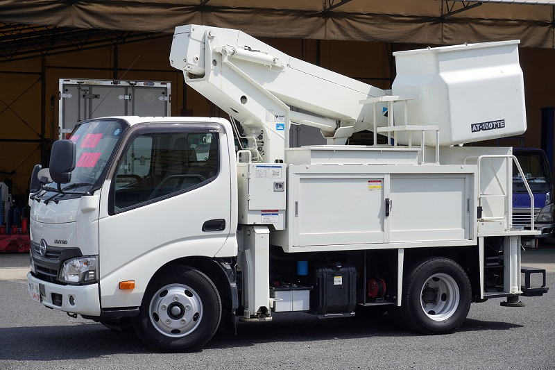 デュトロ　高所作業車　タダノ製（ＡＴ－１００ＴＴＥ）　最大地上高９．９ｍ　ＦＲＰバケット　バケット積載荷重２００ｋｇ　積載３００ｋｇ　工具入れ　ブーム自動格納　ジョイスティックタイプ　アワーメーター：１５４０ｈ　社外ナビ　フォグランプ　電気工事仕様！ＡＴ車！フロント画像