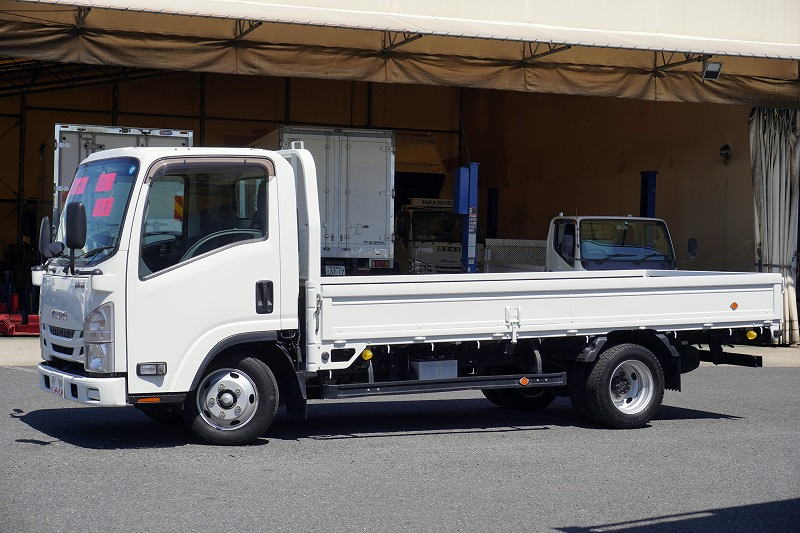 エルフ　「標準幅　ロング」　平ボディー　積載２０００ｋｇ　三方開　鳥居下部鉄板張り　セイコーラック　ＥＴＣ２．０　左電格ミラー　坂道発進補助　ＬＥＤヘッドライト　衝突軽減ブレーキ　車線逸脱警報　フルフラットロー　５速ＭＴ！フロント画像