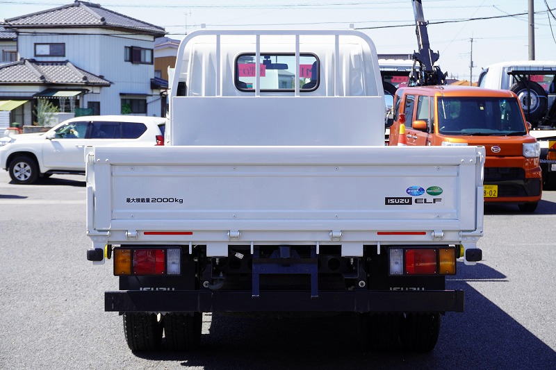 エルフ　「標準幅　ロング」　平ボディー　積載２０００ｋｇ　三方開　鳥居下部鉄板張り　セイコーラック　ＥＴＣ２．０　左電格ミラー　坂道発進補助　ＬＥＤヘッドライト　衝突軽減ブレーキ　車線逸脱警報　フルフラットロー　５速ＭＴ！2