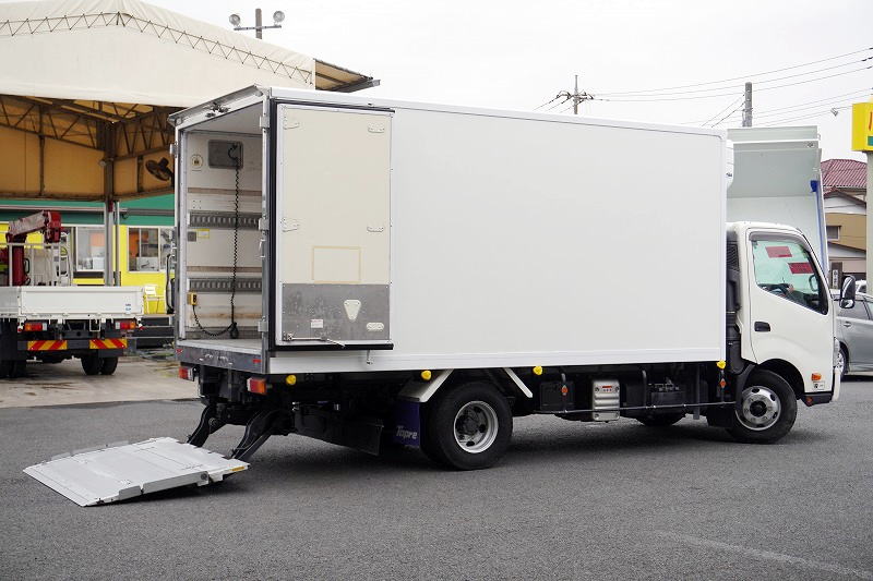 デュトロ　「ワイドロング」　冷蔵冷凍車　積載２９５０ｋｇ　格納パワーゲート　サイドドア　－３０度設定　荷台シマ板張り　ラッシング２段　左電格ミラー　ＬＥＤヘッドライト　フォグランプ　バックカメラ　ＥＴＣ２．０　坂道発進補助　クリアランスソナー　衝突軽減ブレーキ　車線逸脱警報　６速ＭＴ！フロント画像