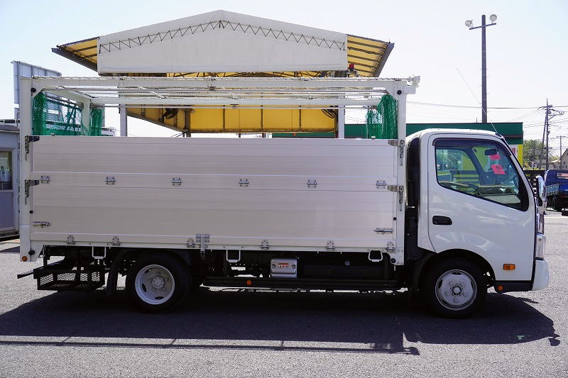 デュトロ　「ワイドロング」　平ボディー　資源ゴミ回収車　積載２０００ｋｇ　三方開　アルミブロック　二段アオリ　天井ネット式電動コボレーン　荷台ステンレス張り　飛散防止カーテン式ネット　鳥居シマ板張り　床下網工具入れ　セイコーラック　バックカメラ　左電格ミラー　ＬＥＤヘッドライト　フォグランプ　メッキパーツ　６速ＭＴ！低走行！希少車！3