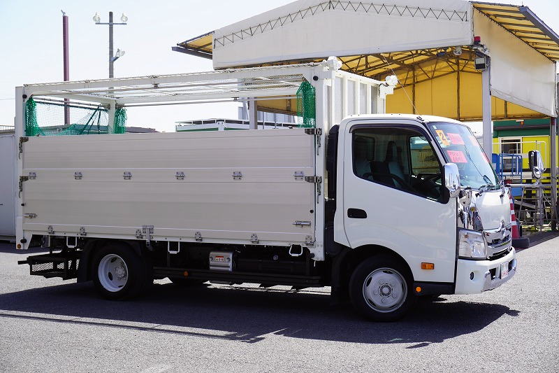 デュトロ　「ワイドロング」　平ボディー　資源ゴミ回収車　積載２０００ｋｇ　三方開　アルミブロック　二段アオリ　天井ネット式電動コボレーン　荷台ステンレス張り　飛散防止カーテン式ネット　鳥居シマ板張り　床下網工具入れ　セイコーラック　バックカメラ　左電格ミラー　ＬＥＤヘッドライト　フォグランプ　メッキパーツ　６速ＭＴ！低走行！希少車！4