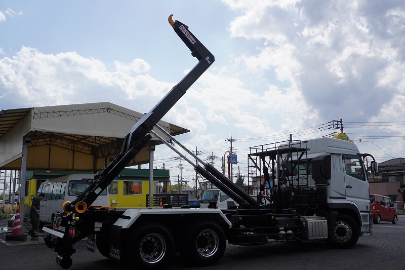 （未使用）　スーパーグレート　大型　「ハイルーフ」　三軸　フックロール　極東製　積載１０４００ｋｇ　ツインシリンダー　キャブバックステップ　網工具入れ　メッキパーツ　アルミホイール　ＬＥＤヘッドライト　バックカメラ　可動式リアバンパー　キーレス　７速ＭＴ！23