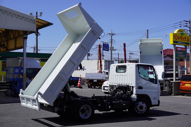 （未使用）　キャンター　強化ダンプ　極東製　積載３０００ｋｇ　三方開　左電格ミラー　衝突軽減ブレーキ　車線逸脱警報　全低床　５速ＭＴ！　車検「Ｒ７年８月まで！」20