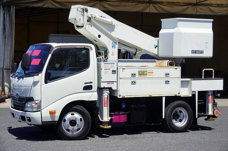 デュトロ　高所作業車　タダノ製（ＡＴ－１００ＴＴ）　最大地上高９．９ｍ　ＦＲＰバケット　バケット積載荷重２００ｋｇ　積載５００ｋｇ　工具入れ　ブーム自動格納　ジョイスティックタイプ　バックカメラ　坂道発進補助　電動パーキングブレーキ　アワーメーター：２３２６ｈ　通信工事仕様！５速ＭＴ！フロント画像