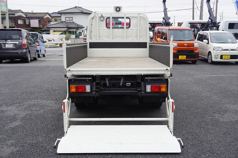 デュトロ　「標準幅　ショート　ハイブリッド」　平ボディー　アーム式パワーゲート　積載２０００ｋｇ　三方開　ルーフキャリア　拡声器　バックカメラ　左電格ミラー　坂道発進補助　フォグランプ　電動パーキングブレーキ　車線逸脱警報　ＡＴ車！低走行！17