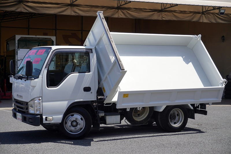 エルフ　強化　三転ダンプ　新明和製　積載３０００ｋｇ　三方開　ダンプピン　鳥居アングル補強　アユミ板掛け　ＥＴＣ　坂道発進補助　６速ＭＴ！フロント画像