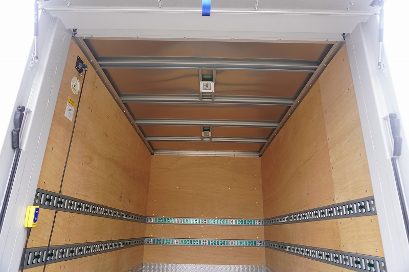 キャンター　１０尺　アルミバン　積載２０００ｋｇ　跳ね上げ式　垂直パワーゲート　ラッシング２段　バックカメラ　社外ナビ　ＥＴＣ２．０　左電格ミラー　キーレス　衝突軽減ブレーキ　車線逸脱警報　パブコ製　全高２．８ｍ以下　ＡＴ車！準中型（５トン限定）免許対応！希少車！！19