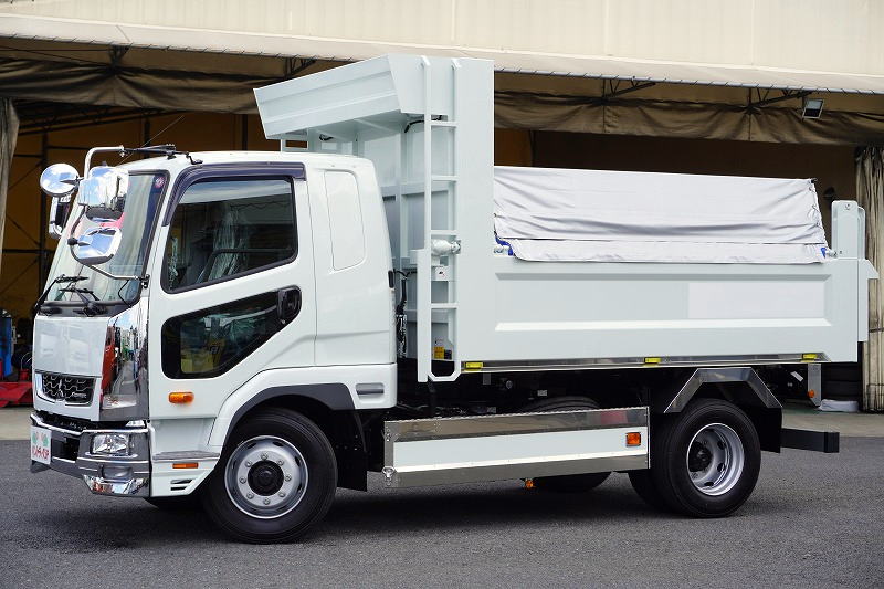 (未使用) ファイター 増トン 「ベッド付き」 土砂ダンプ 新明和製 一方開 積載7100kg 電動コボレーン 鳥居シートデッキ&ラダー 造りボディー 砂切り 坂道発進補助 キーレス HIDヘッドライト 衝突軽減ブレーキ 車線逸脱警報 メッキパーツ多数!6速MT! 車検「R7年8月まで!」フロント画像