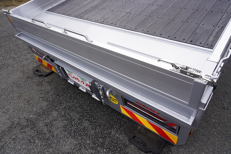 （未使用）　ファイター　大型　３軸　２デフ　リーフサス　「ベッド付き」　４段セルフクレーン　積載９７００ｋｇ　タダノ製　ラジコン　フックイン　２．９３ｔ吊　ヤマダボディー　鳥居シマ板張り＆埋め込み式工具入れ　アルミブロック　スタンション穴　床フック　メッキパーツ　アルミホイール　アユミ板＆アユミ板掛け　ＥＴＣ２．０　バックカメラ　回送仕様　６速ＭＴ！総重量２０トン未満！　車検「Ｒ７年９月まで！」18