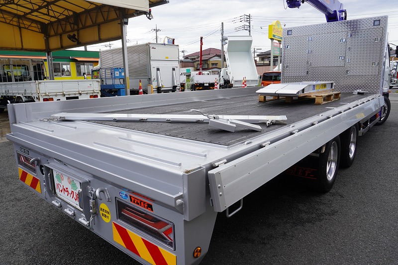 （未使用）　ファイター　大型　３軸　２デフ　リーフサス　「ベッド付き」　４段セルフクレーン　積載９７００ｋｇ　タダノ製　ラジコン　フックイン　２．９３ｔ吊　ヤマダボディー　鳥居シマ板張り＆埋め込み式工具入れ　アルミブロック　スタンション穴　床フック　メッキパーツ　アルミホイール　アユミ板＆アユミ板掛け　ＥＴＣ２．０　バックカメラ　回送仕様　６速ＭＴ！総重量２０トン未満！　車検「Ｒ７年９月まで！」30