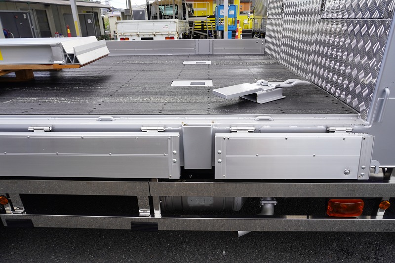 （未使用）　ファイター　大型　３軸　２デフ　リーフサス　「ベッド付き」　４段セルフクレーン　積載９７００ｋｇ　タダノ製　ラジコン　フックイン　２．９３ｔ吊　ヤマダボディー　鳥居シマ板張り＆埋め込み式工具入れ　アルミブロック　スタンション穴　床フック　メッキパーツ　アルミホイール　アユミ板＆アユミ板掛け　ＥＴＣ２．０　バックカメラ　回送仕様　６速ＭＴ！総重量２０トン未満！　車検「Ｒ７年９月まで！」31