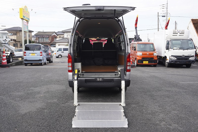 ハイエース　ロング　ＤＸ　４ドア　「ハイルーフ」　ガソリン車　３人乗り　トヨタ車体製パワーゲート　荷室加工有り　荷台板張り　ラッシング１段　床フック３対　小窓　バックカメラ　純正ナビ　ワンセグＴＶ　ＥＴＣ　キーレス　ワンオーナー！ＡＴ車！13