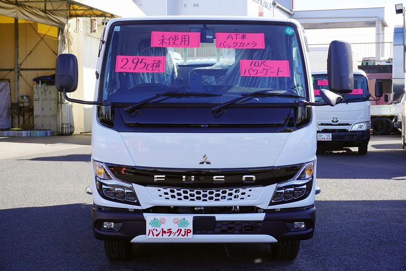 （未使用）　キャンター　「標準幅　ショート」　平ボディー　垂直パワーゲート　積載２９５０ｋｇ　三方開　左電格ミラー　バックカメラ　ＥＴＣ２．０　ＬＥＤヘッドライト＆ＬＥＤフォグランプ　衝突軽減ブレーキ　車線逸脱警報　AＴ車！　車検「Ｒ８年１２月まで！」0