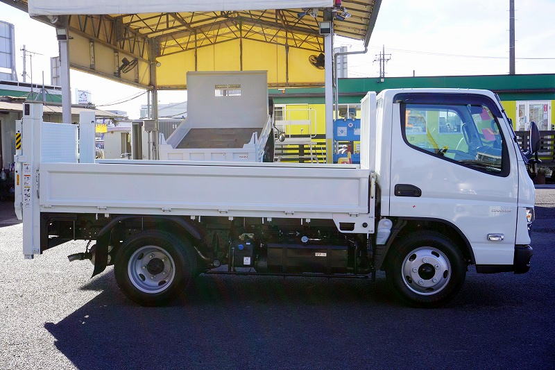 （未使用）　キャンター　「標準幅　ショート」　平ボディー　垂直パワーゲート　積載２９５０ｋｇ　三方開　左電格ミラー　バックカメラ　ＥＴＣ２．０　ＬＥＤヘッドライト＆ＬＥＤフォグランプ　衝突軽減ブレーキ　車線逸脱警報　AＴ車！　車検「Ｒ８年１２月まで！」3