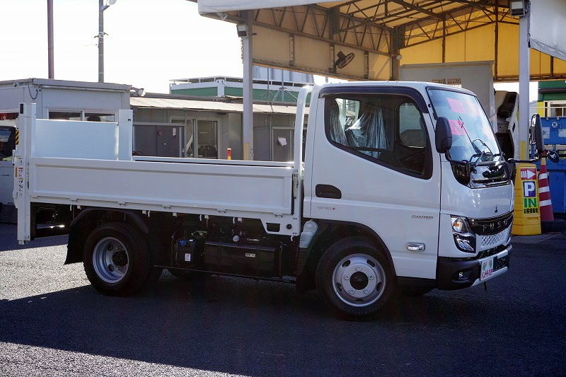 （未使用）　キャンター　「標準幅　ショート」　平ボディー　垂直パワーゲート　積載２９５０ｋｇ　三方開　左電格ミラー　バックカメラ　ＥＴＣ２．０　ＬＥＤヘッドライト＆ＬＥＤフォグランプ　衝突軽減ブレーキ　車線逸脱警報　AＴ車！　車検「Ｒ８年１２月まで！」4