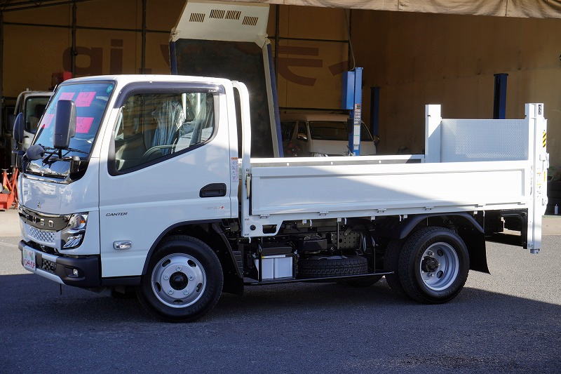 （未使用）　キャンター　「標準幅　ショート」　平ボディー　垂直パワーゲート　積載２９５０ｋｇ　三方開　左電格ミラー　バックカメラ　ＥＴＣ２．０　ＬＥＤヘッドライト＆ＬＥＤフォグランプ　衝突軽減ブレーキ　車線逸脱警報　AＴ車！　車検「Ｒ８年１２月まで！」7