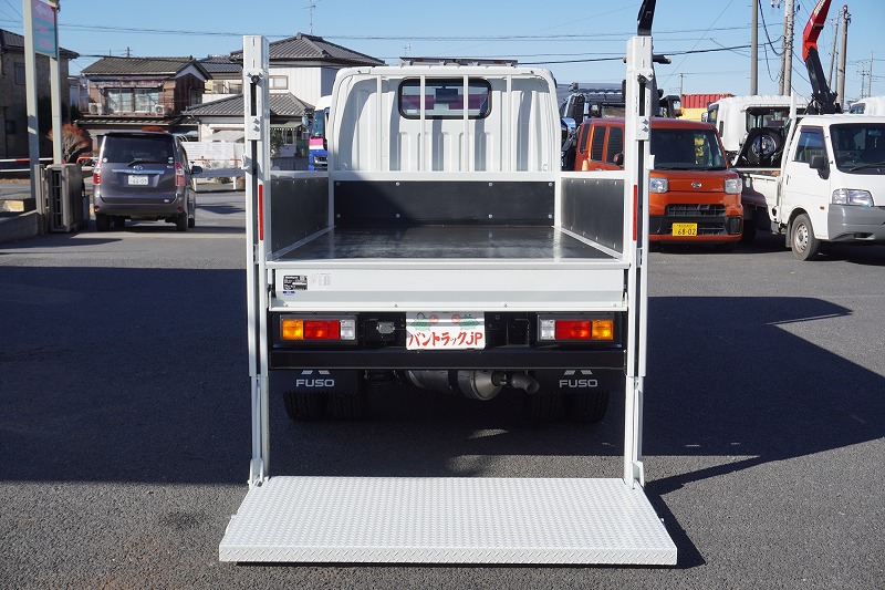 （未使用）　キャンター　「標準幅　ショート」　平ボディー　垂直パワーゲート　積載２９５０ｋｇ　三方開　左電格ミラー　バックカメラ　ＥＴＣ２．０　ＬＥＤヘッドライト＆ＬＥＤフォグランプ　衝突軽減ブレーキ　車線逸脱警報　AＴ車！　車検「Ｒ８年１２月まで！」15