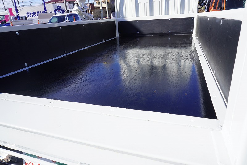（未使用）　キャンター　「標準幅　ショート」　平ボディー　垂直パワーゲート　積載２９５０ｋｇ　三方開　左電格ミラー　バックカメラ　ＥＴＣ２．０　ＬＥＤヘッドライト＆ＬＥＤフォグランプ　衝突軽減ブレーキ　車線逸脱警報　AＴ車！　車検「Ｒ８年１２月まで！」18