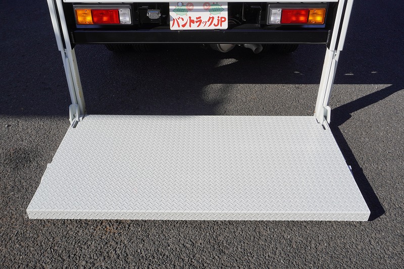 （未使用）　キャンター　「標準幅　ショート」　平ボディー　垂直パワーゲート　積載２９５０ｋｇ　三方開　左電格ミラー　バックカメラ　ＥＴＣ２．０　ＬＥＤヘッドライト＆ＬＥＤフォグランプ　衝突軽減ブレーキ　車線逸脱警報　AＴ車！　車検「Ｒ８年１２月まで！」19