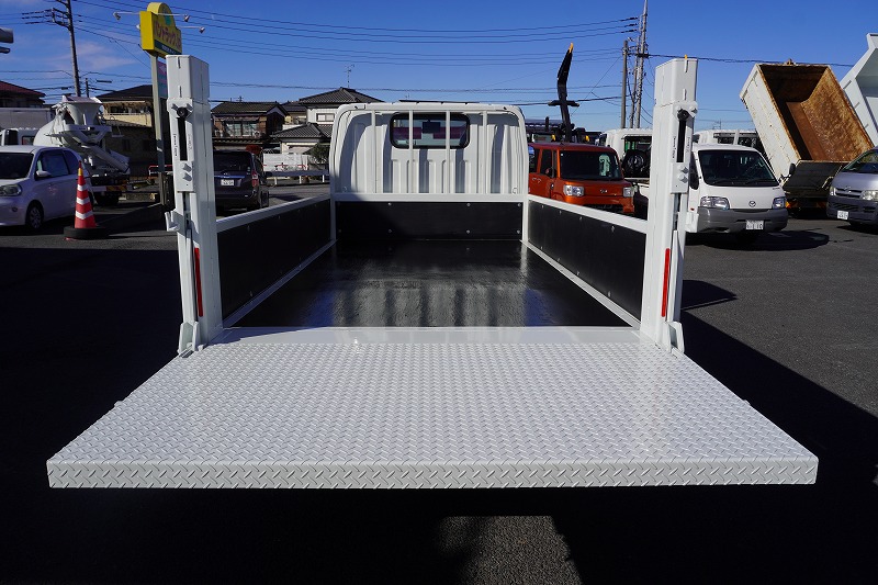 （未使用）　キャンター　「標準幅　ショート」　平ボディー　垂直パワーゲート　積載２９５０ｋｇ　三方開　左電格ミラー　バックカメラ　ＥＴＣ２．０　ＬＥＤヘッドライト＆ＬＥＤフォグランプ　衝突軽減ブレーキ　車線逸脱警報　AＴ車！　車検「Ｒ８年１２月まで！」20