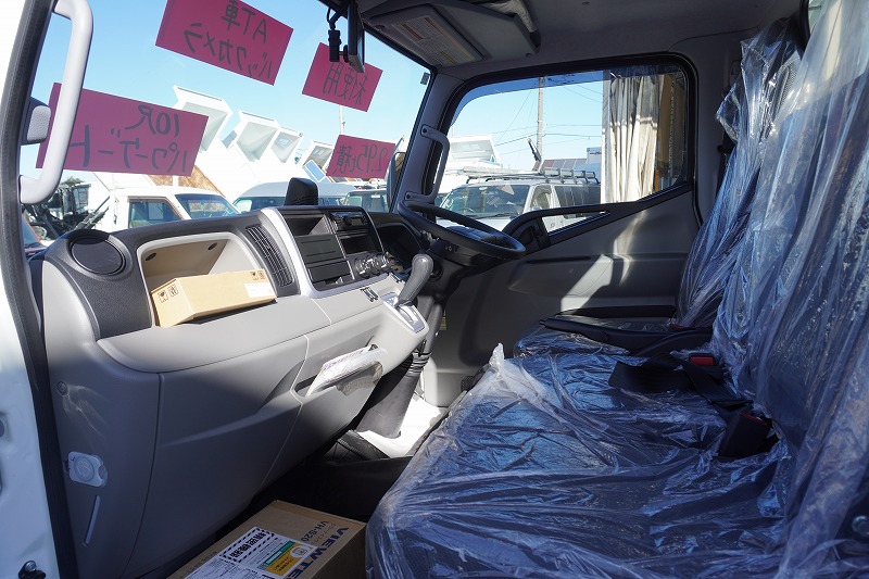 （未使用）　キャンター　「標準幅　ショート」　平ボディー　垂直パワーゲート　積載２９５０ｋｇ　三方開　左電格ミラー　バックカメラ　ＥＴＣ２．０　ＬＥＤヘッドライト＆ＬＥＤフォグランプ　衝突軽減ブレーキ　車線逸脱警報　AＴ車！　車検「Ｒ８年１２月まで！」37