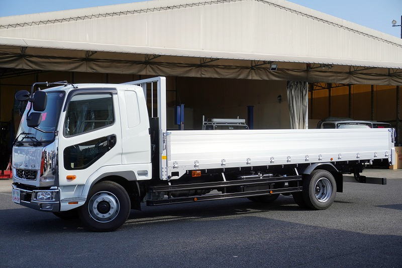 （未使用）　ファイター　増トン　「標準幅　ベッド付き」　平ボディー　アルミブロック　積載８５００ｋｇ　６．２ｍ長　三方開　坂道発進補助　ＨＩＤヘッドライト　フォグランプ　衝突軽減ブレーキ　車線逸脱警報　メッキパーツ　６速ＭＴ！フロント画像