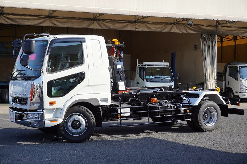 （未使用）　ファイター　増トン　「ベッド付き」　フックロール　極東製　積載７９００ｋｇ　ツインシリンダー　キャブバックステップ　ラジコン　メッキパーツ　ＨＩＤヘッドライト　フォグランプ　オートエアコン　ミラーヒーター　坂道発進補助　衝突軽減ブレーキ　車線逸脱警報　６速ＭＴ！　車検「Ｒ７年１０月まで！」