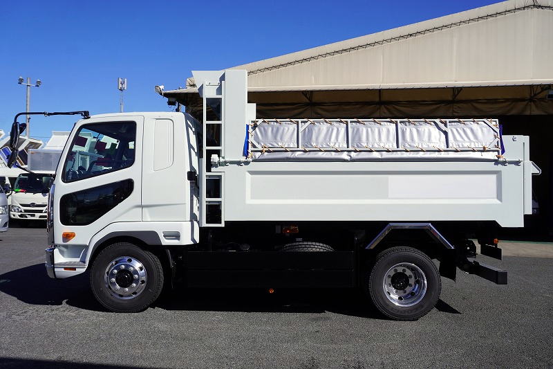 （未使用）　ファイター　増トン　「ベッド付き」　土砂ダンプ　新明和製　一方開　積載７３００ｋｇ　電動コボレーン　鳥居シートデッキ＆ラダー　造りボディー　砂切り　坂道発進補助　衝突軽減ブレーキ　車線逸脱警報　アルミホイール　メッキパーツ　６速ＭＴ！車検「Ｒ７年７月まで！」1