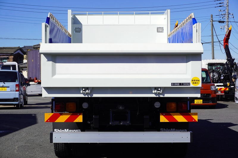 （未使用）　ファイター　増トン　「ベッド付き」　土砂ダンプ　新明和製　一方開　積載７３００ｋｇ　電動コボレーン　鳥居シートデッキ＆ラダー　造りボディー　砂切り　坂道発進補助　衝突軽減ブレーキ　車線逸脱警報　アルミホイール　メッキパーツ　６速ＭＴ！車検「Ｒ７年７月まで！」2