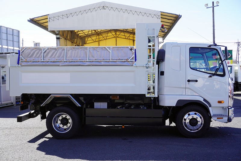 （未使用）　ファイター　増トン　「ベッド付き」　土砂ダンプ　新明和製　一方開　積載７３００ｋｇ　電動コボレーン　鳥居シートデッキ＆ラダー　造りボディー　砂切り　坂道発進補助　衝突軽減ブレーキ　車線逸脱警報　アルミホイール　メッキパーツ　６速ＭＴ！車検「Ｒ７年７月まで！」3