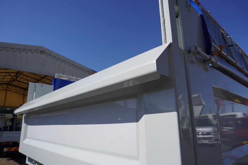 （未使用）　ファイター　増トン　「ベッド付き」　土砂ダンプ　新明和製　一方開　積載７３００ｋｇ　電動コボレーン　鳥居シートデッキ＆ラダー　造りボディー　砂切り　坂道発進補助　衝突軽減ブレーキ　車線逸脱警報　アルミホイール　メッキパーツ　６速ＭＴ！車検「Ｒ７年７月まで！」20
