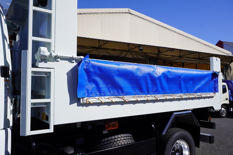 （未使用）　ファイター　増トン　「ベッド付き」　土砂ダンプ　新明和製　一方開　積載７３００ｋｇ　電動コボレーン　鳥居シートデッキ＆ラダー　造りボディー　砂切り　坂道発進補助　衝突軽減ブレーキ　車線逸脱警報　アルミホイール　メッキパーツ　６速ＭＴ！車検「Ｒ７年７月まで！」23