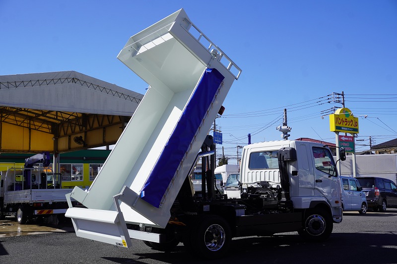 （未使用）　ファイター　増トン　「ベッド付き」　土砂ダンプ　新明和製　一方開　積載７３００ｋｇ　電動コボレーン　鳥居シートデッキ＆ラダー　造りボディー　砂切り　坂道発進補助　衝突軽減ブレーキ　車線逸脱警報　アルミホイール　メッキパーツ　６速ＭＴ！車検「Ｒ７年７月まで！」24