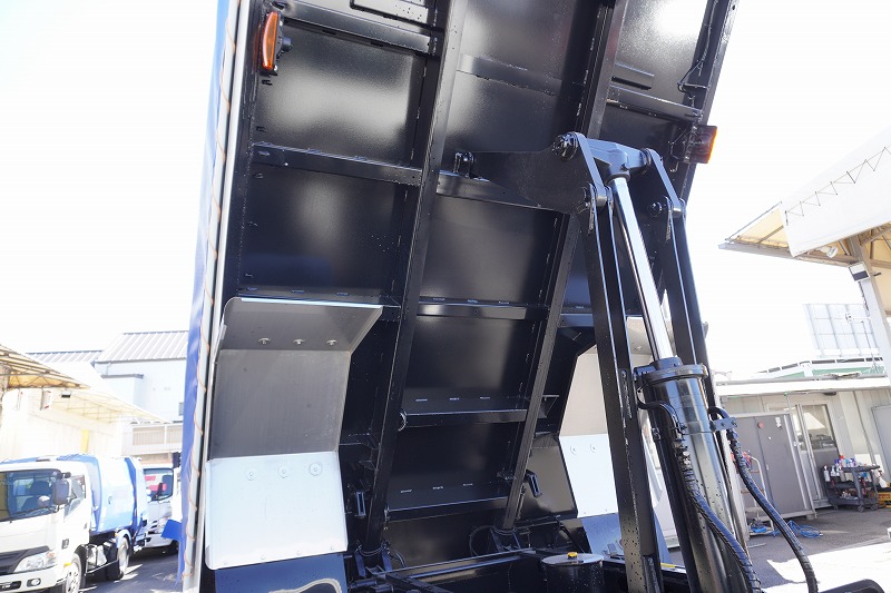 （未使用）　ファイター　増トン　「ベッド付き」　土砂ダンプ　新明和製　一方開　積載７３００ｋｇ　電動コボレーン　鳥居シートデッキ＆ラダー　造りボディー　砂切り　坂道発進補助　衝突軽減ブレーキ　車線逸脱警報　アルミホイール　メッキパーツ　６速ＭＴ！車検「Ｒ７年７月まで！」26