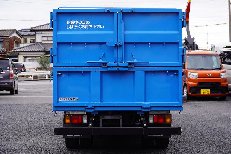 エルフ　「標準幅　ショート」　資源ゴミ回収車　積載２０００ｋｇ　一方開　造りボディー　リア三枚扉　鳥居シマ板張り　荷台鉄板張り　ルーフキャリア　坂道発進補助　フォグランプ　メッキホイールライナー　６速ＭＴ！希少車！！程度良いです2