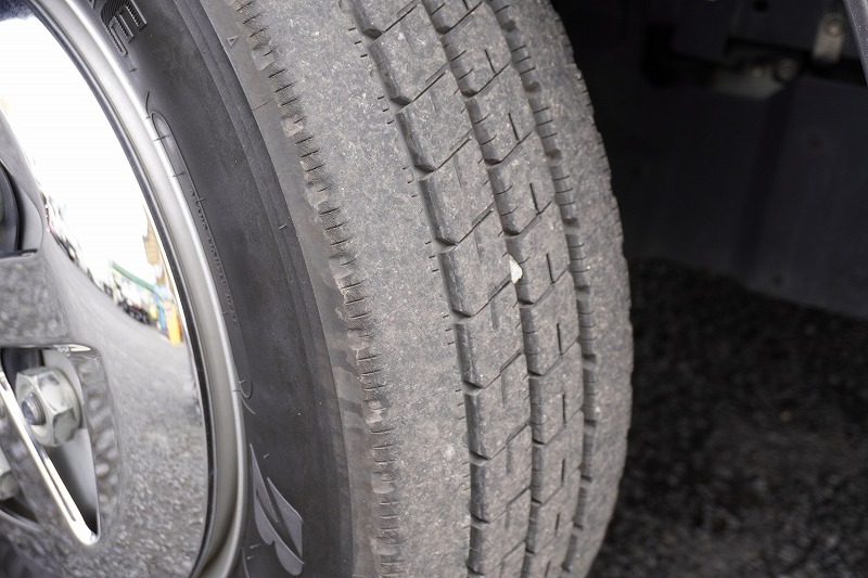 エルフ　「標準幅　ショート」　資源ゴミ回収車　積載２０００ｋｇ　一方開　造りボディー　リア三枚扉　鳥居シマ板張り　荷台鉄板張り　ルーフキャリア　坂道発進補助　フォグランプ　メッキホイールライナー　６速ＭＴ！希少車！！程度良いです7