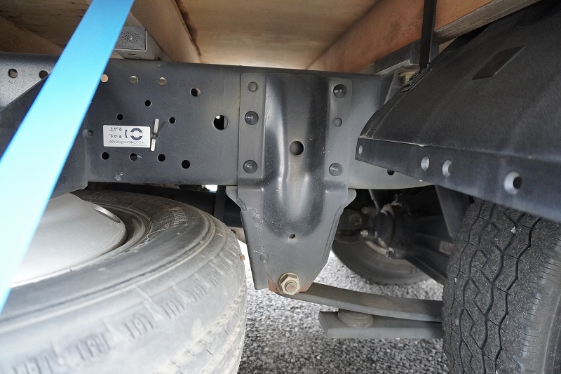 エルフ　「標準幅　ショート」　資源ゴミ回収車　積載２０００ｋｇ　一方開　造りボディー　リア三枚扉　鳥居シマ板張り　荷台鉄板張り　ルーフキャリア　坂道発進補助　フォグランプ　メッキホイールライナー　６速ＭＴ！希少車！！程度良いです9
