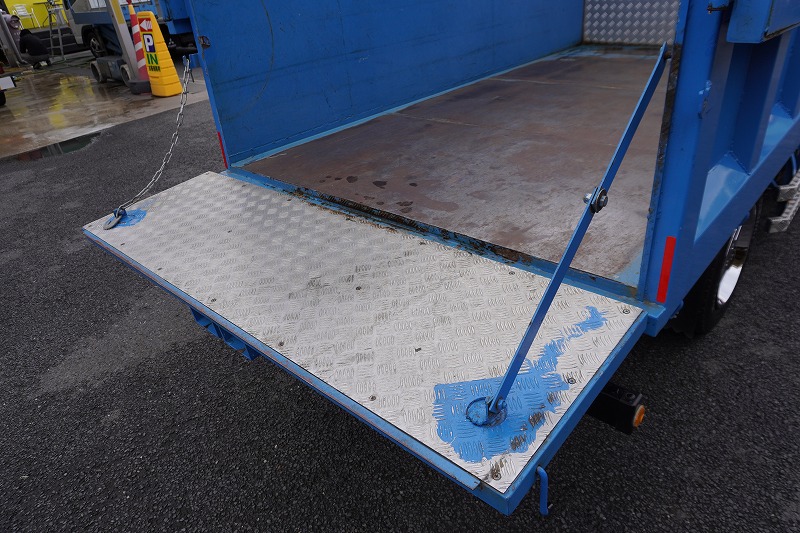 エルフ　「標準幅　ショート」　資源ゴミ回収車　積載２０００ｋｇ　一方開　造りボディー　リア三枚扉　鳥居シマ板張り　荷台鉄板張り　ルーフキャリア　坂道発進補助　フォグランプ　メッキホイールライナー　６速ＭＴ！希少車！！程度良いです20