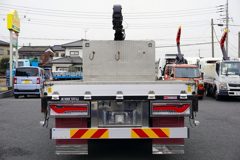 コンドル　４トン　「標準幅　ベッド付」　４段クレーン　積載１９５０ｋｇ　古河ユニック製　５．５ｍ長　アルミブロック　三方開　ラジコン　フックイン　２．９３ｔ吊　造りボディー　ラダー　アオリ上部プロテクター付き　鳥居シマ板張り　床フック　スタンション穴　網工具入れ　社外テール　ナビ　バックカメラ　スマートキー　坂道発進補助　メッキパーツ多数！２４０馬力！６速ＭＴ！！2