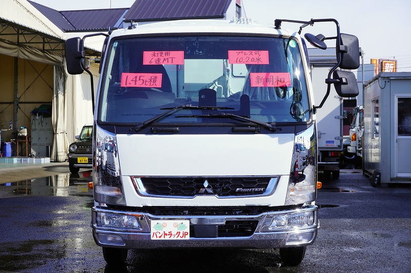 （未使用）　ファイター　４トン　「ベッドレス」　パッカー車　プレス式　積載１４５０ｋｇ　新明和製　連続動作　１０．２立米　汚水タンク　防臭扉　網工具入れ　バックカメラ　ＥＴＣ２．０　衝突軽減ブレーキ　車線逸脱警報　メッキパーツ多数！紙、段ボール仕様！６速ＭＴ！　車検「Ｒ９年２月まで！」0