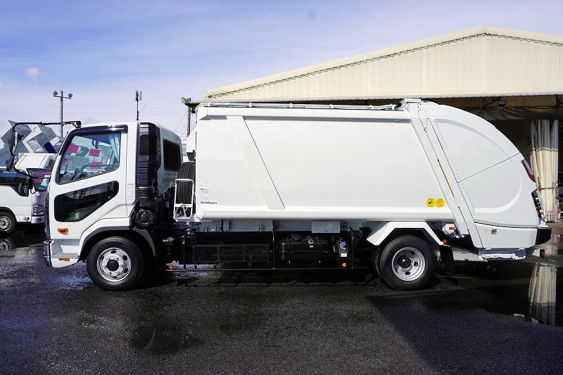 （未使用）　ファイター　４トン　「ベッドレス」　パッカー車　プレス式　積載１４５０ｋｇ　新明和製　連続動作　１０．２立米　汚水タンク　防臭扉　網工具入れ　バックカメラ　ＥＴＣ２．０　衝突軽減ブレーキ　車線逸脱警報　メッキパーツ多数！紙、段ボール仕様！６速ＭＴ！　車検「Ｒ９年２月まで！」1