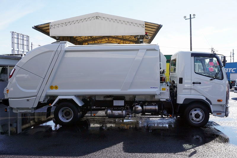 （未使用）　ファイター　４トン　「ベッドレス」　パッカー車　プレス式　積載１４５０ｋｇ　新明和製　連続動作　１０．２立米　汚水タンク　防臭扉　網工具入れ　バックカメラ　ＥＴＣ２．０　衝突軽減ブレーキ　車線逸脱警報　メッキパーツ多数！紙、段ボール仕様！６速ＭＴ！　車検「Ｒ９年２月まで！」3