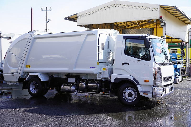 （未使用）　ファイター　４トン　「ベッドレス」　パッカー車　プレス式　積載１４５０ｋｇ　新明和製　連続動作　１０．２立米　汚水タンク　防臭扉　網工具入れ　バックカメラ　ＥＴＣ２．０　衝突軽減ブレーキ　車線逸脱警報　メッキパーツ多数！紙、段ボール仕様！６速ＭＴ！　車検「Ｒ９年２月まで！」4