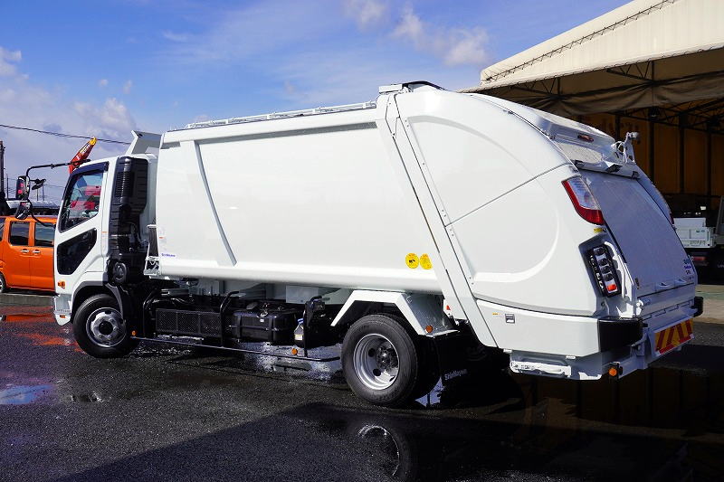（未使用）　ファイター　４トン　「ベッドレス」　パッカー車　プレス式　積載１４５０ｋｇ　新明和製　連続動作　１０．２立米　汚水タンク　防臭扉　網工具入れ　バックカメラ　ＥＴＣ２．０　衝突軽減ブレーキ　車線逸脱警報　メッキパーツ多数！紙、段ボール仕様！６速ＭＴ！　車検「Ｒ９年２月まで！」5