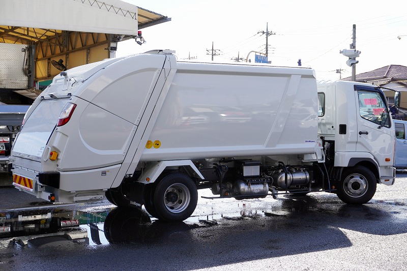 （未使用）　ファイター　４トン　「ベッドレス」　パッカー車　プレス式　積載１４５０ｋｇ　新明和製　連続動作　１０．２立米　汚水タンク　防臭扉　網工具入れ　バックカメラ　ＥＴＣ２．０　衝突軽減ブレーキ　車線逸脱警報　メッキパーツ多数！紙、段ボール仕様！６速ＭＴ！　車検「Ｒ９年２月まで！」6