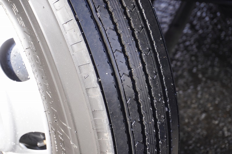（未使用）　ファイター　４トン　「ベッドレス」　パッカー車　プレス式　積載１４５０ｋｇ　新明和製　連続動作　１０．２立米　汚水タンク　防臭扉　網工具入れ　バックカメラ　ＥＴＣ２．０　衝突軽減ブレーキ　車線逸脱警報　メッキパーツ多数！紙、段ボール仕様！６速ＭＴ！　車検「Ｒ９年２月まで！」7