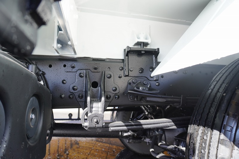 （未使用）　ファイター　４トン　「ベッドレス」　パッカー車　プレス式　積載１４５０ｋｇ　新明和製　連続動作　１０．２立米　汚水タンク　防臭扉　網工具入れ　バックカメラ　ＥＴＣ２．０　衝突軽減ブレーキ　車線逸脱警報　メッキパーツ多数！紙、段ボール仕様！６速ＭＴ！　車検「Ｒ９年２月まで！」9