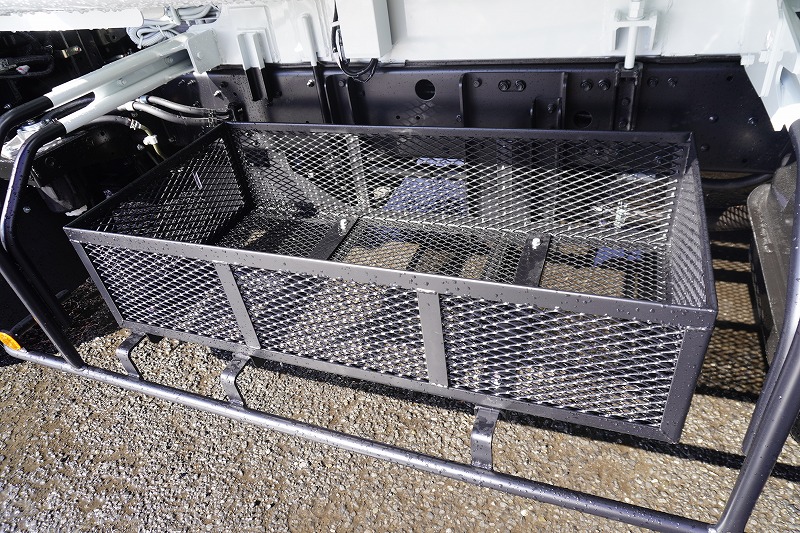 （未使用）　ファイター　４トン　「ベッドレス」　パッカー車　プレス式　積載１４５０ｋｇ　新明和製　連続動作　１０．２立米　汚水タンク　防臭扉　網工具入れ　バックカメラ　ＥＴＣ２．０　衝突軽減ブレーキ　車線逸脱警報　メッキパーツ多数！紙、段ボール仕様！６速ＭＴ！　車検「Ｒ９年２月まで！」11