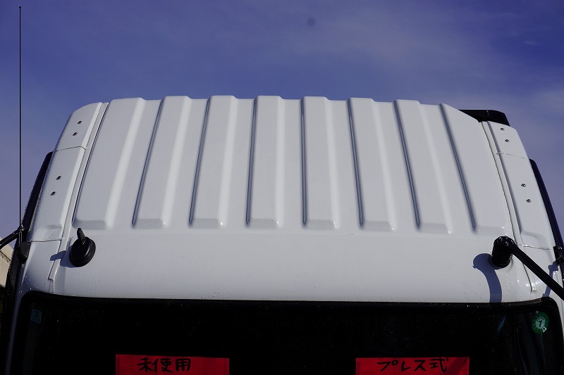 （未使用）　ファイター　４トン　「ベッドレス」　パッカー車　プレス式　積載１４５０ｋｇ　新明和製　連続動作　１０．２立米　汚水タンク　防臭扉　網工具入れ　バックカメラ　ＥＴＣ２．０　衝突軽減ブレーキ　車線逸脱警報　メッキパーツ多数！紙、段ボール仕様！６速ＭＴ！　車検「Ｒ９年２月まで！」15